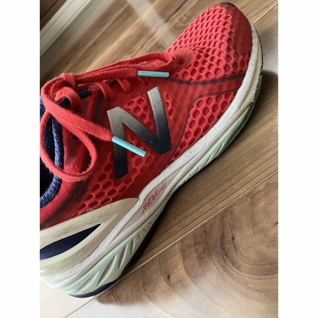 New Balance(ニューバランス)のnew balance ニューバランス スニーカー 赤 22.5 ランニング キッズ/ベビー/マタニティのキッズ靴/シューズ(15cm~)(スニーカー)の商品写真