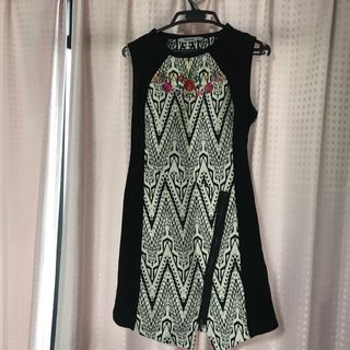 デシグアル(DESIGUAL)のデシグアル　刺繍入り豪華ノースリーブワンピース　サイズ38 新品同様(ひざ丈ワンピース)