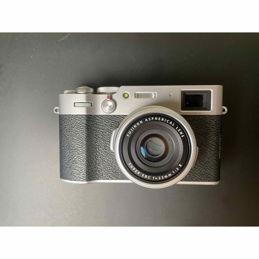 x100v シルバー　中古　付属品多数　fujifilm スマホ/家電/カメラのカメラ(コンパクトデジタルカメラ)の商品写真