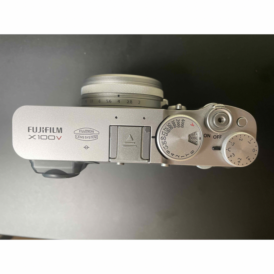 x100v シルバー　中古　付属品多数　fujifilm スマホ/家電/カメラのカメラ(コンパクトデジタルカメラ)の商品写真