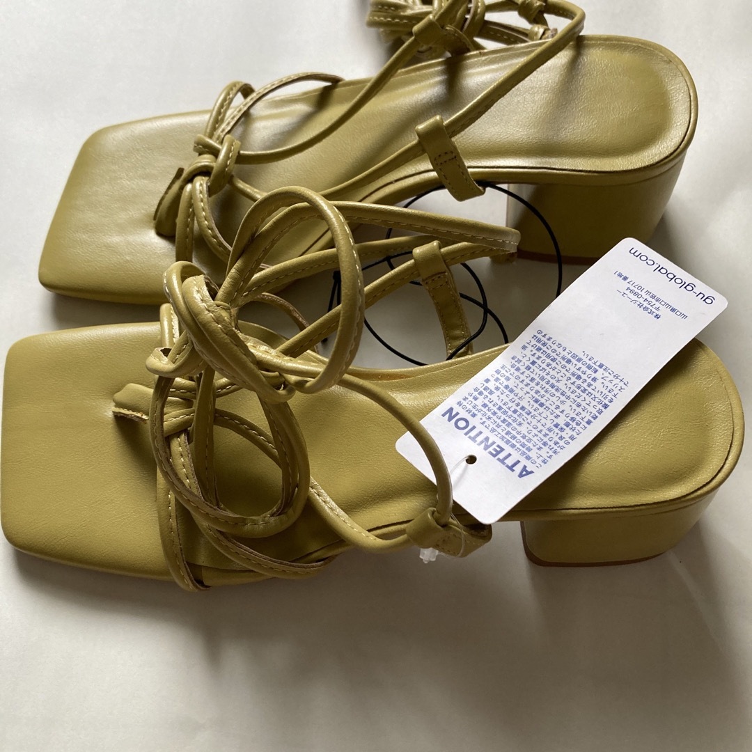 GU(ジーユー)のGU アンクルストラップサンダル　イエロー レディースの靴/シューズ(サンダル)の商品写真