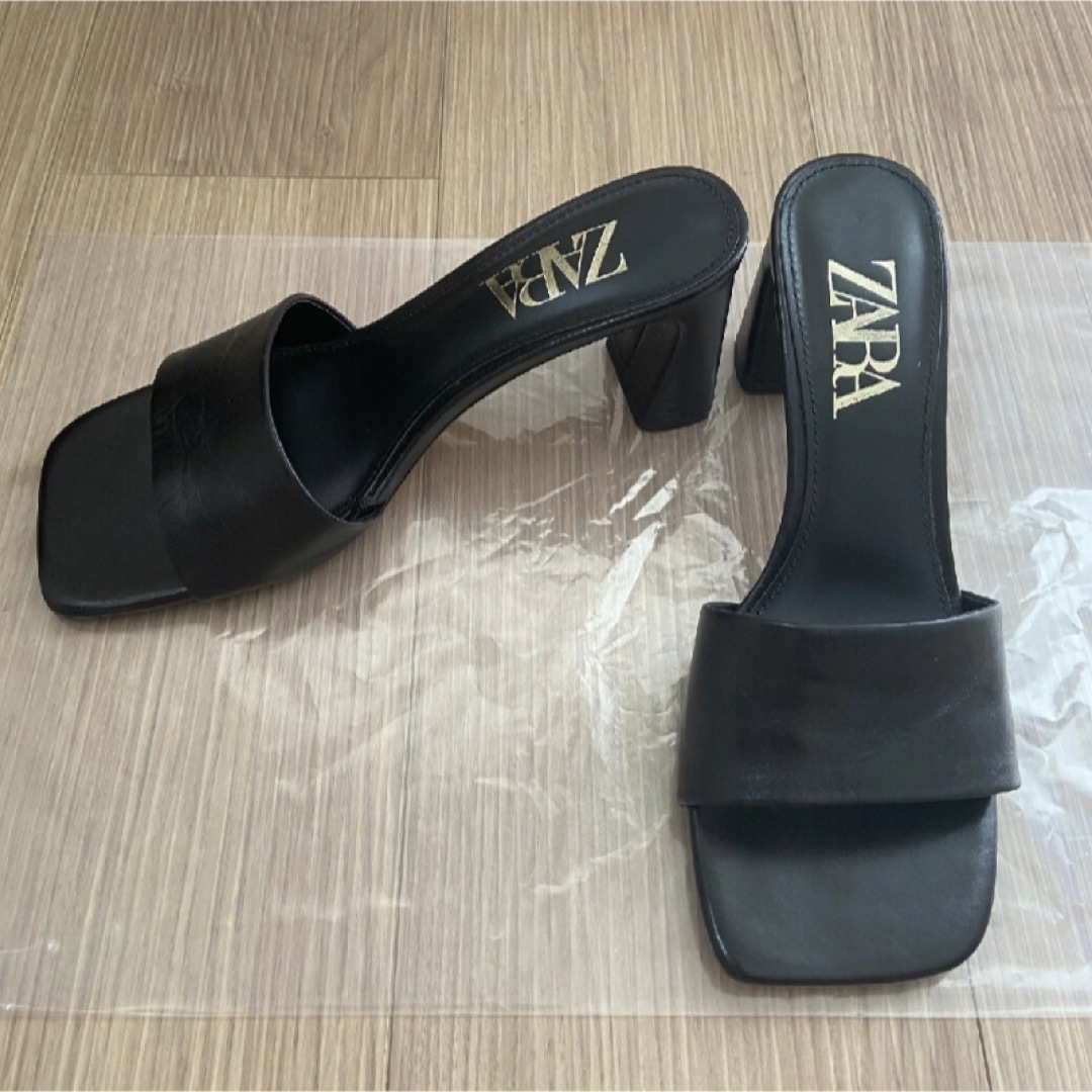 ZARA(ザラ)の【しーさま専用】美品 ZARA レザーブロックヒールサンダル ブラック 36 レディースの靴/シューズ(サンダル)の商品写真