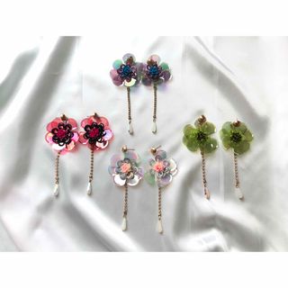 ザラ(ZARA)の【SALE】各１/新品インポート♡オーロラ スパンコール お花 フラワー ピアス(ピアス)