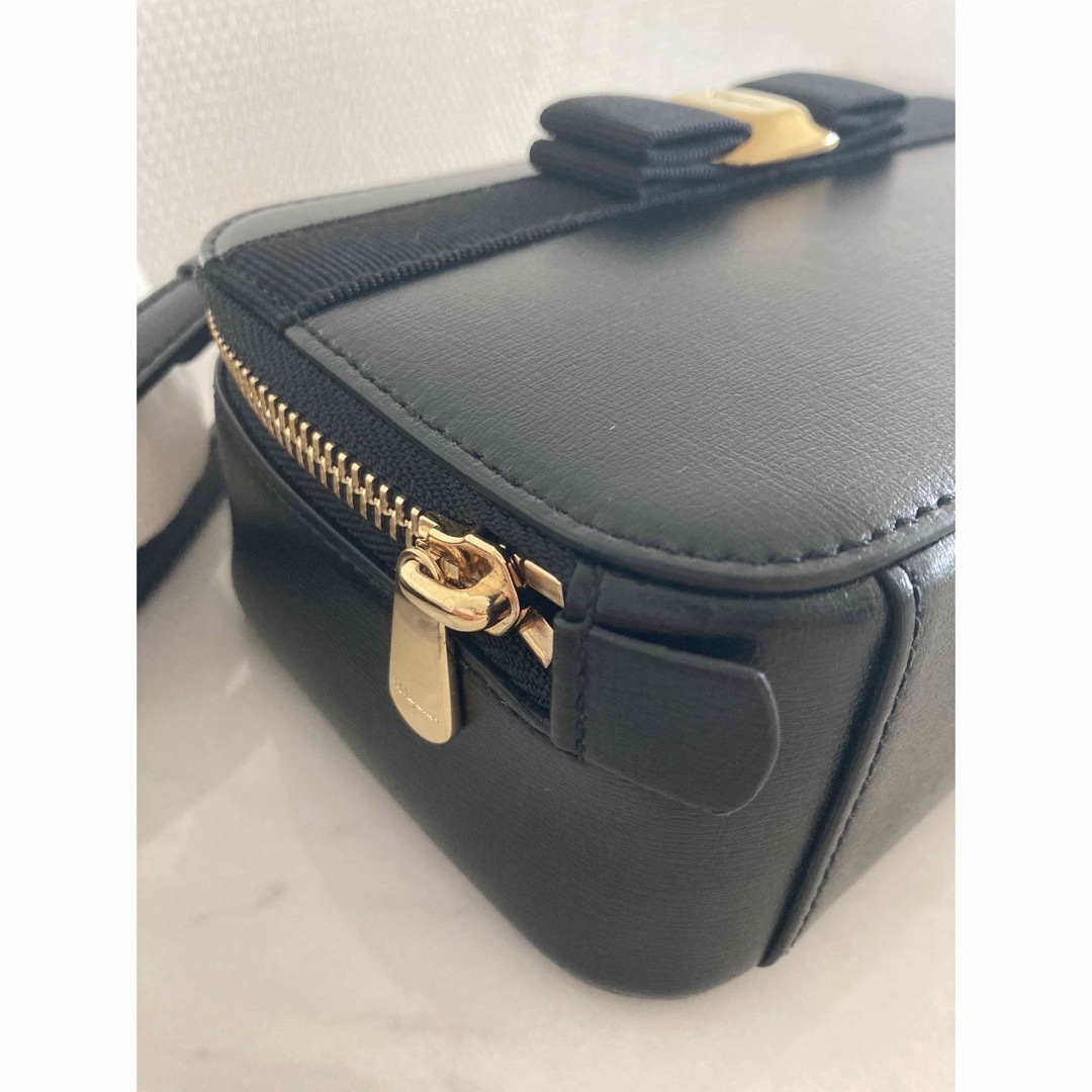 Salvatore Ferragamo(サルヴァトーレフェラガモ)のSalvatore Ferragamo Vara bow  レディースのバッグ(ショルダーバッグ)の商品写真