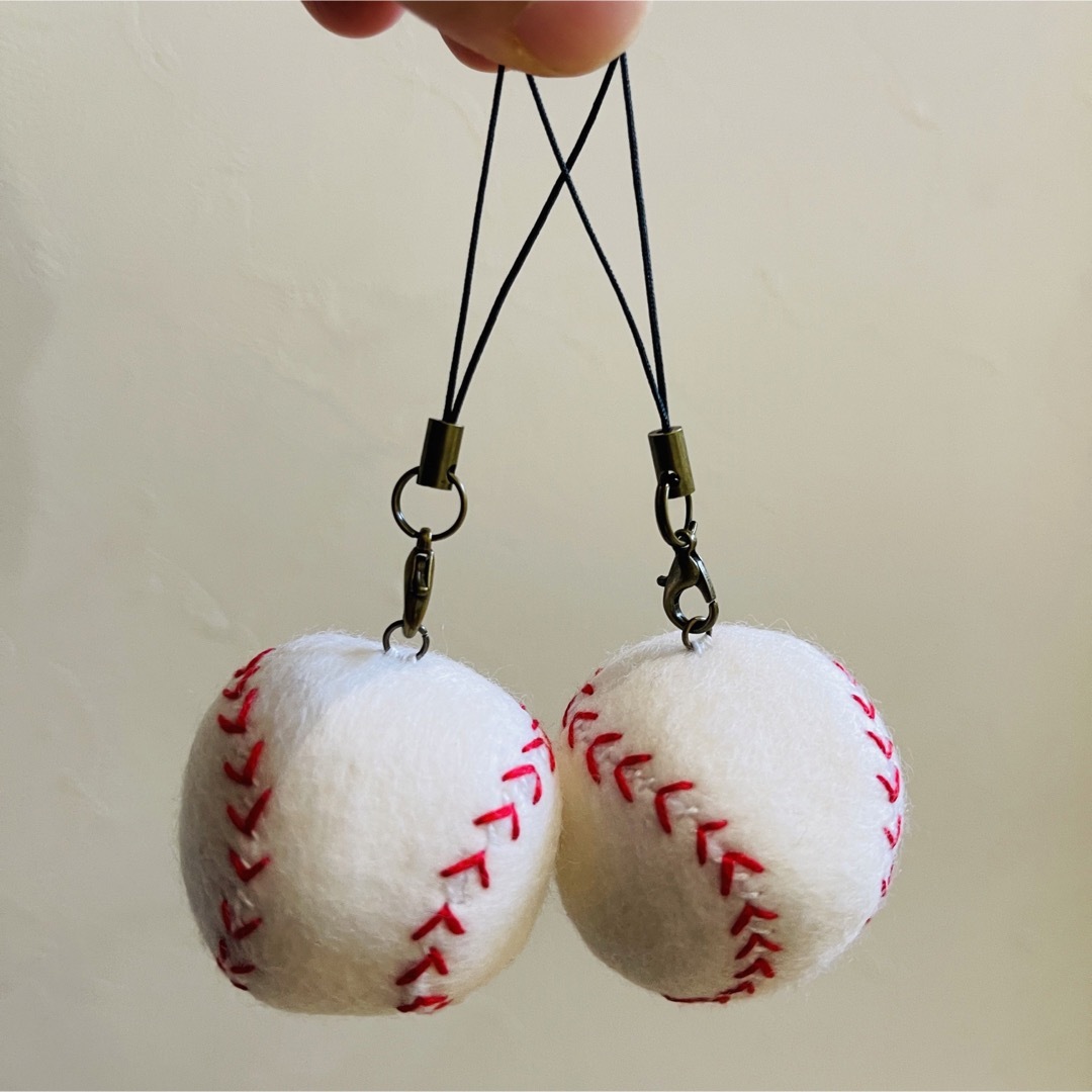 フェルトストラップ＊野球ボール＊2個 ハンドメイドのアクセサリー(キーホルダー/ストラップ)の商品写真