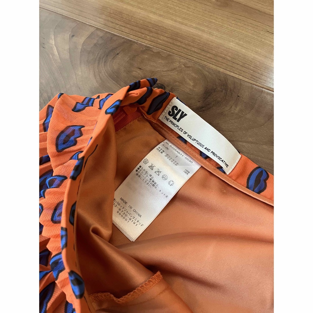 SLY(スライ)のSLY スライ プリーツスカート リップ柄 オレンジ 膝丈スカート 総柄 レディースのスカート(ひざ丈スカート)の商品写真