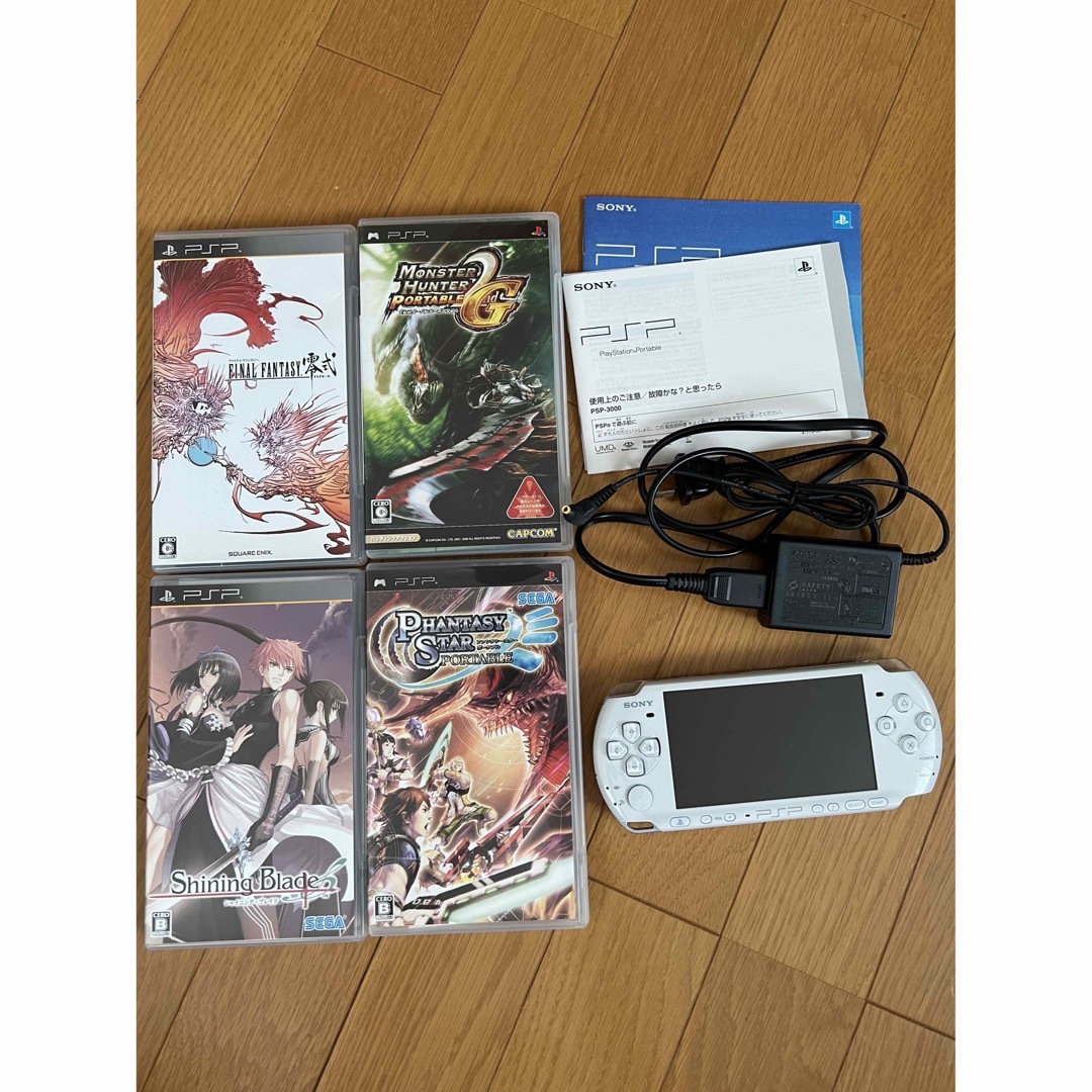 PlayStation Portable(プレイステーションポータブル)のPSP 3000 パールホワイト エンタメ/ホビーのゲームソフト/ゲーム機本体(携帯用ゲーム機本体)の商品写真