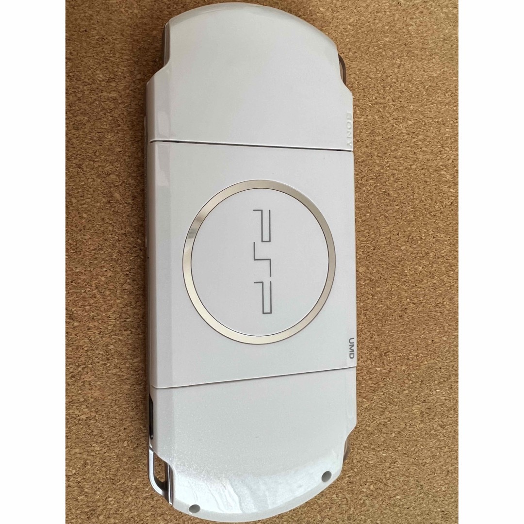 PlayStation Portable(プレイステーションポータブル)のPSP 3000 パールホワイト エンタメ/ホビーのゲームソフト/ゲーム機本体(携帯用ゲーム機本体)の商品写真