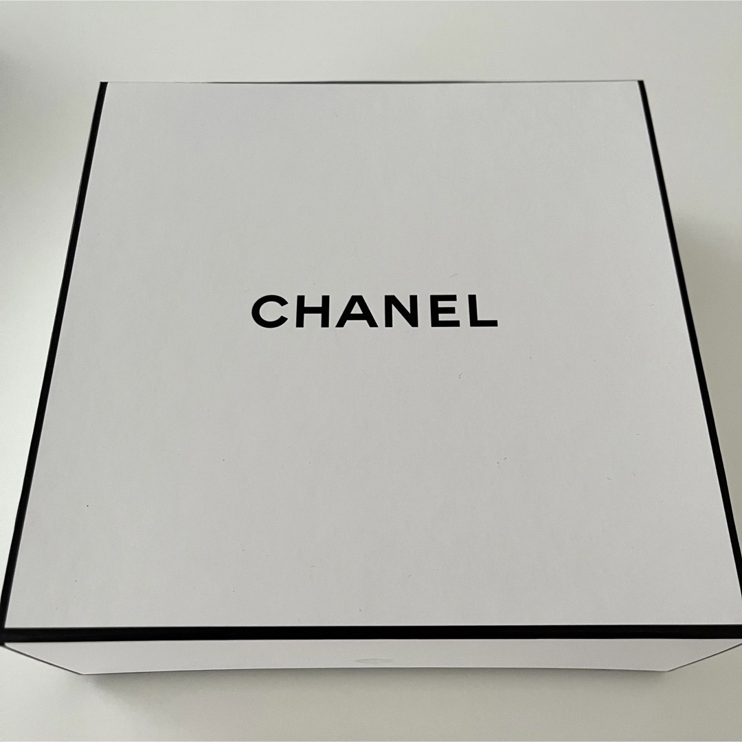 THREE(スリー)の未使用✨CHANEL×1、THREE×1💄マグネット付　空箱 レディースのバッグ(ショップ袋)の商品写真