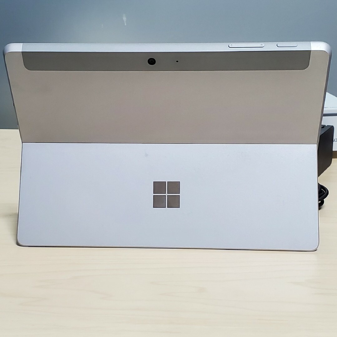 Microsoft(マイクロソフト)のマイクロソフト 初代 Surface Go RAM:8GB SSD:128GB スマホ/家電/カメラのPC/タブレット(タブレット)の商品写真