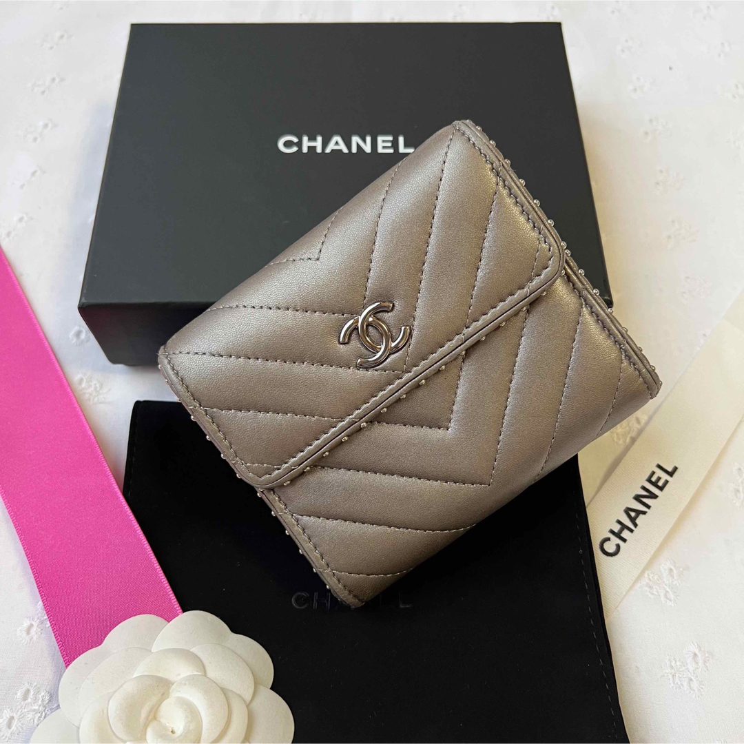 小銭入れ⇒1箇所内側【専用】CHANEL シャネル シェブロン スタッズク フラップ ウォレット