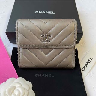 シャネル(CHANEL)の【専用】CHANEL シャネル シェブロン スタッズク フラップ ウォレット(財布)