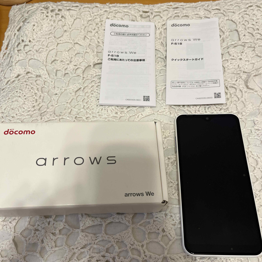 FUJITSU arrows We F-51B ホワイト スマホ/家電/カメラのスマートフォン/携帯電話(スマートフォン本体)の商品写真