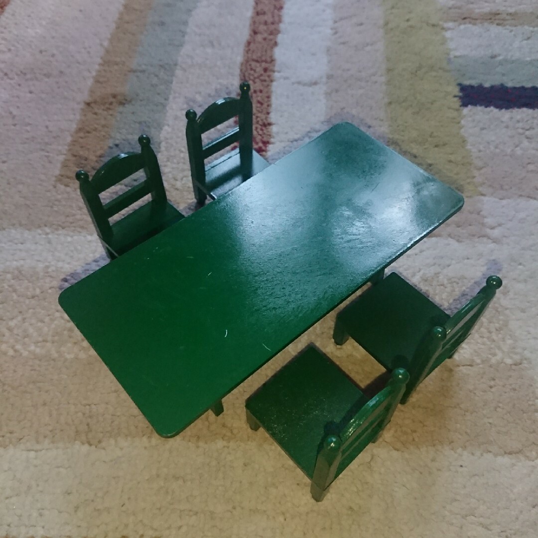 EPOCH(エポック)のシルバニア 緑家具 テーブル 椅子 イス エンタメ/ホビーのおもちゃ/ぬいぐるみ(キャラクターグッズ)の商品写真
