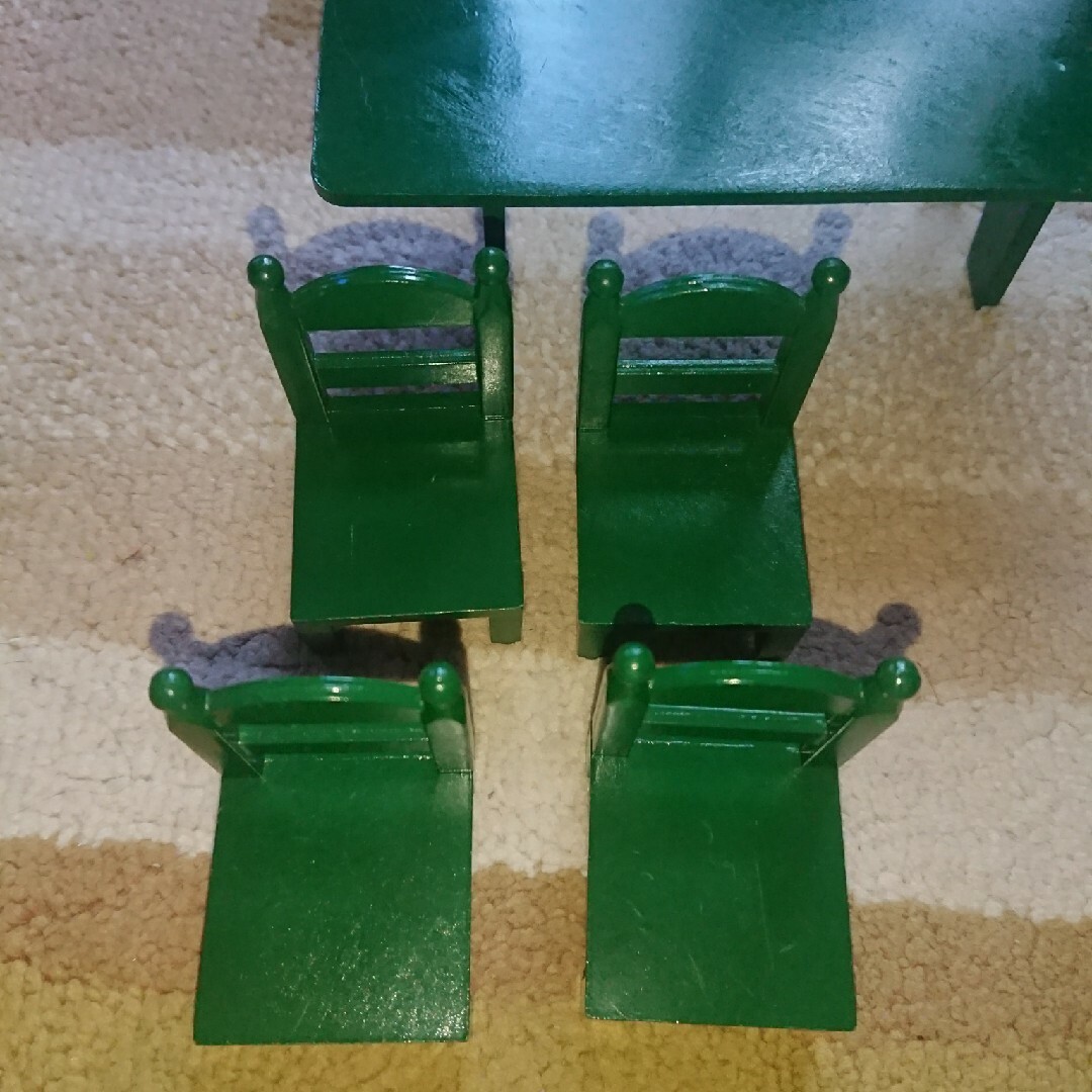 EPOCH(エポック)のシルバニア 緑家具 テーブル 椅子 イス エンタメ/ホビーのおもちゃ/ぬいぐるみ(キャラクターグッズ)の商品写真