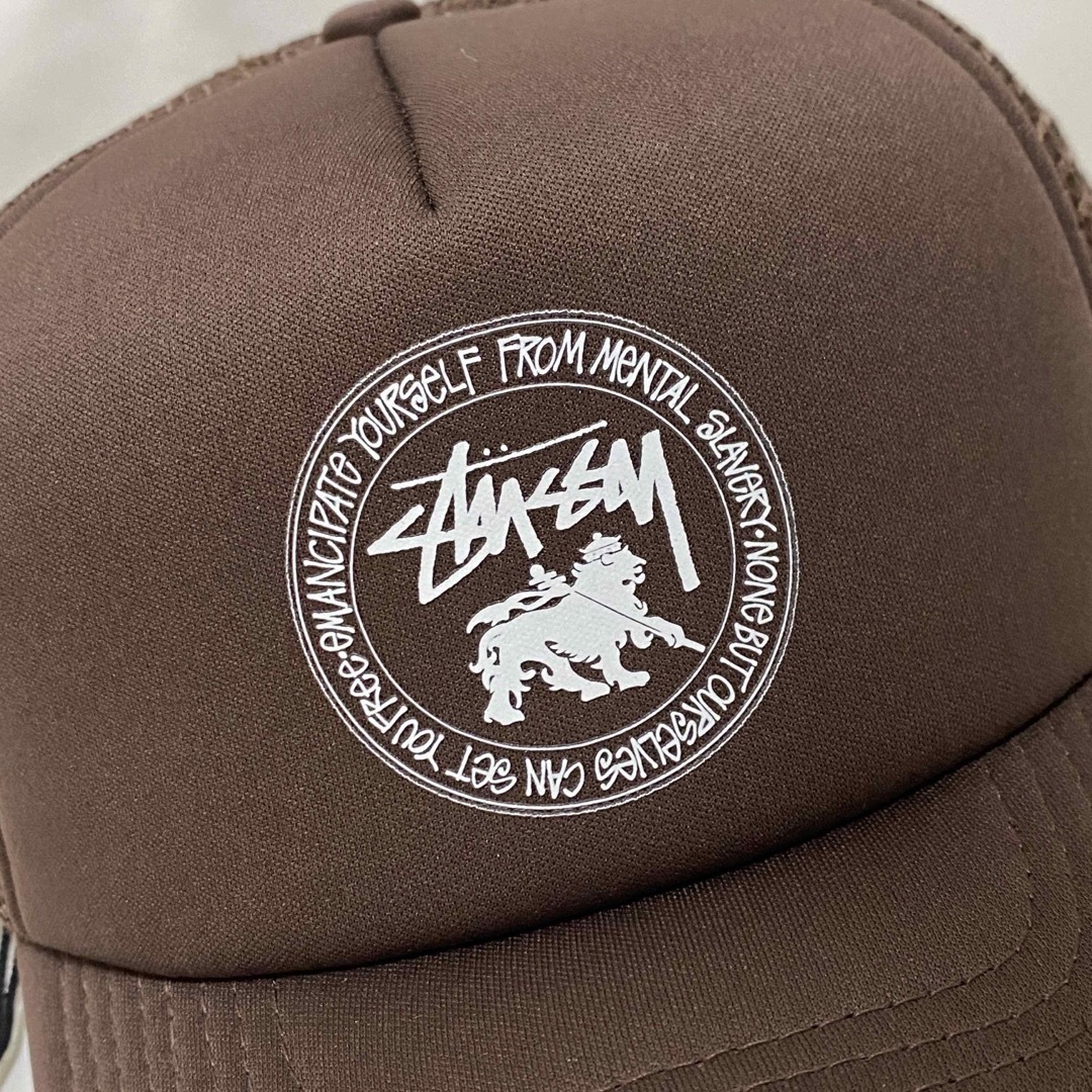 STUSSY(ステューシー)の海外限定　STUSSY ステューシー　ラスタ　ドット　トラッカー　キャップ　BR メンズの帽子(キャップ)の商品写真