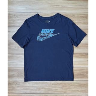 ナイキ(NIKE)の[A14] スウッシュの中に迷彩柄を埋めた「NIKE」XXLサイズのTシャツ(Tシャツ/カットソー(半袖/袖なし))