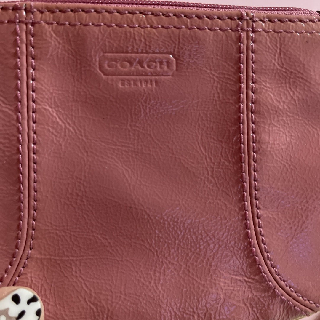 COACH(コーチ)のエナメル　コーチポーチ レディースのファッション小物(ポーチ)の商品写真