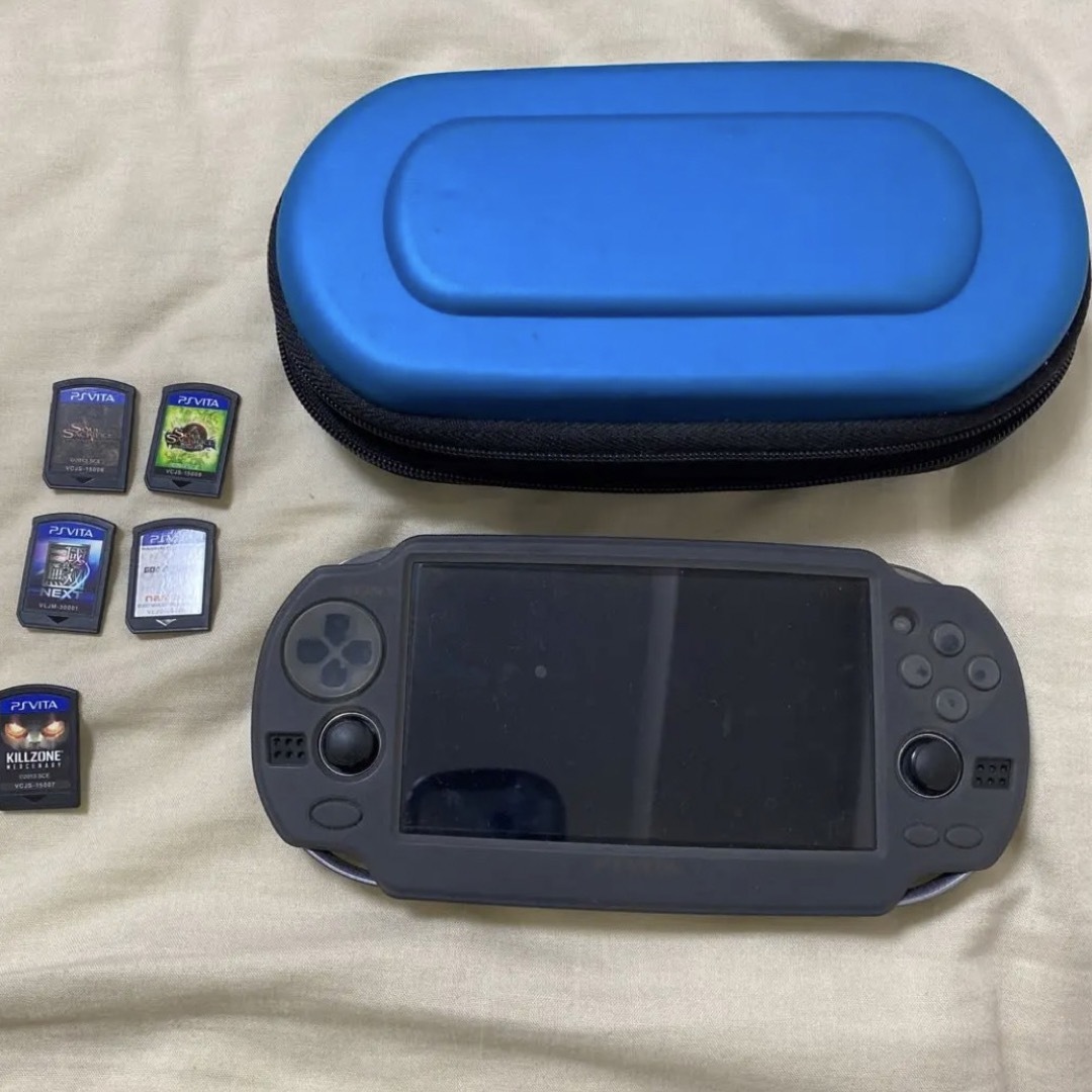 PlayStation Vita(プレイステーションヴィータ)のps-vita 1100本体　カセット、ケース付き エンタメ/ホビーのゲームソフト/ゲーム機本体(携帯用ゲーム機本体)の商品写真