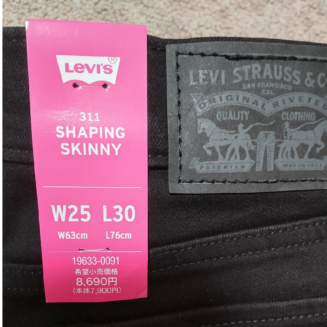 Levi's(リーバイス)の黒　スキニー　リーバイス311 レディースのパンツ(デニム/ジーンズ)の商品写真
