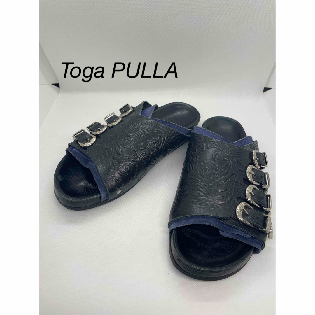 Toga PULLA メタルバックルサンダル