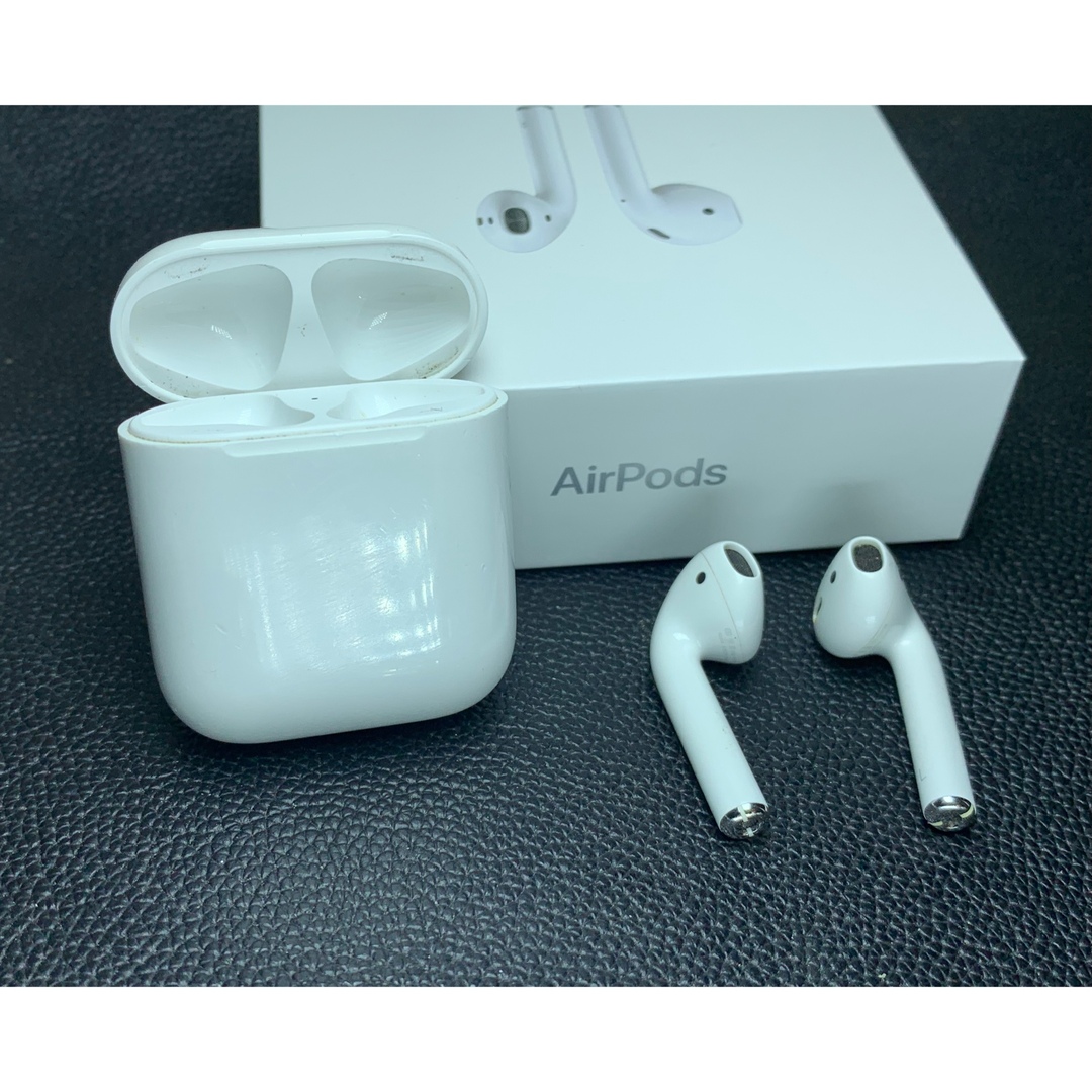 Apple AirPods 第1世代イヤホンセットの出品　正規品 完動品 。 1