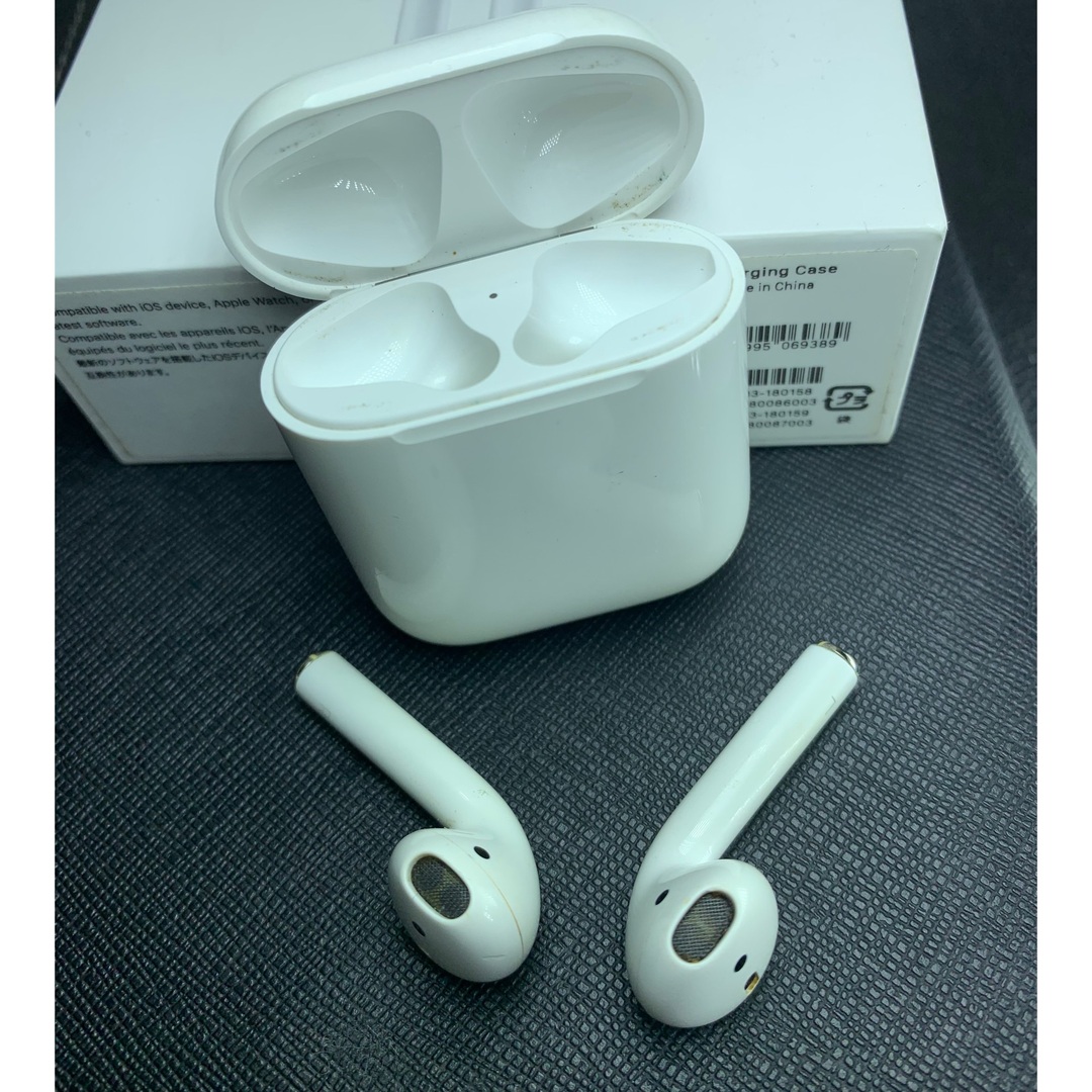 Apple(アップル)のApple AirPods 第1世代イヤホンセットの出品　正規品 完動品 。   スマホ/家電/カメラのオーディオ機器(ヘッドフォン/イヤフォン)の商品写真