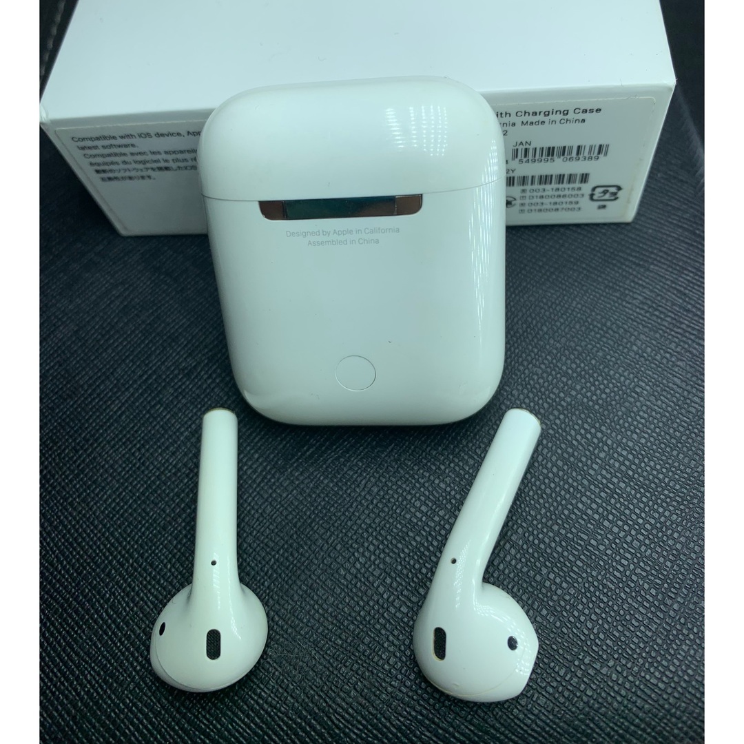 Apple(アップル)のApple AirPods 第1世代イヤホンセットの出品　正規品 完動品 。   スマホ/家電/カメラのオーディオ機器(ヘッドフォン/イヤフォン)の商品写真