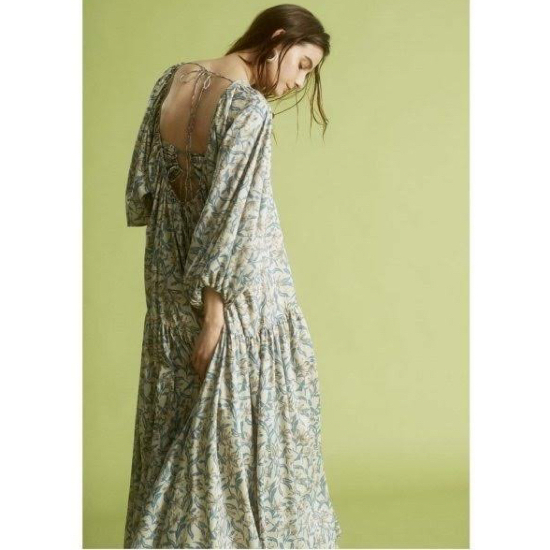 emmi atelier - 【emmi atelier】バックオープン花柄ワンピースの通販