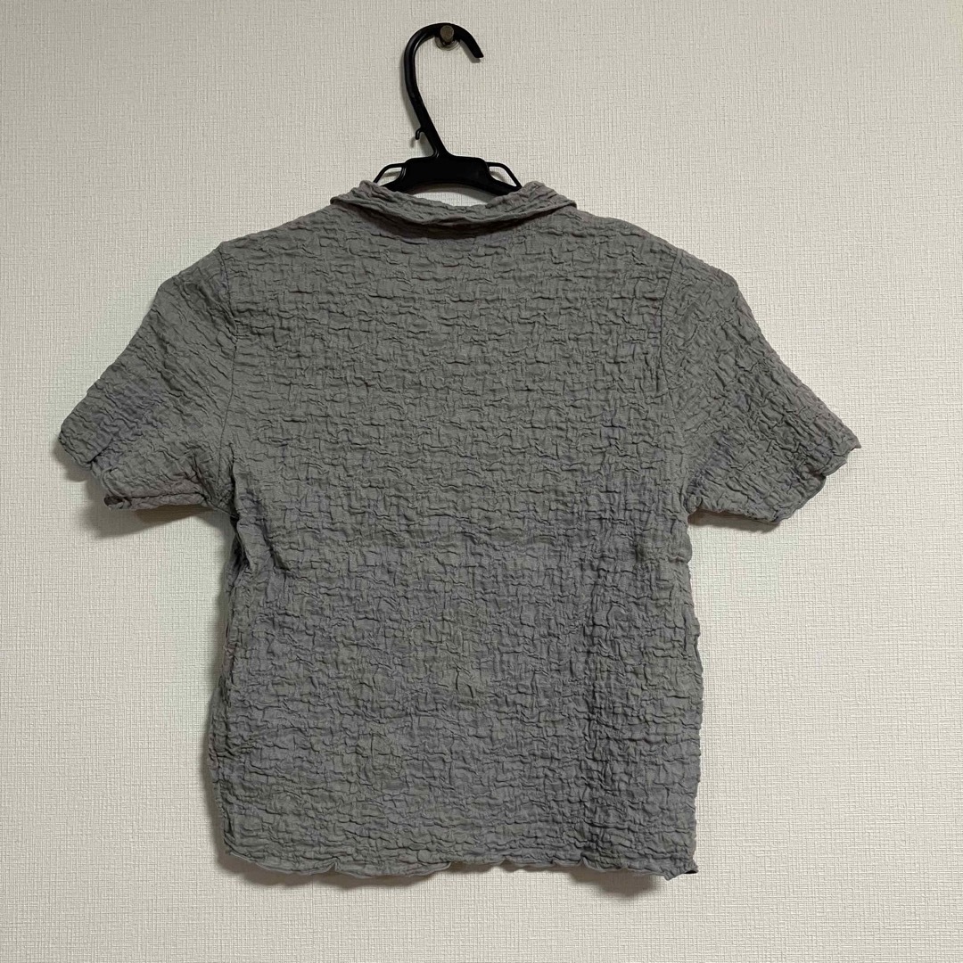 GU(ジーユー)のGU ジーユー グレー 半袖 シャツ レディースのトップス(シャツ/ブラウス(半袖/袖なし))の商品写真