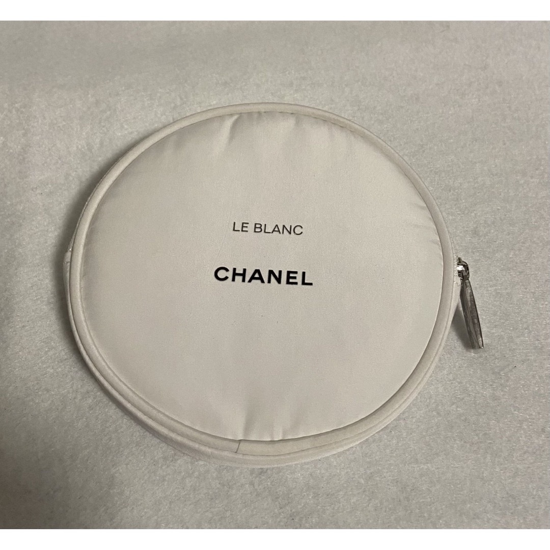 CHANEL(シャネル)の【CHANEL】シャネル ノベルティ丸型ポーチ ホワイト【新品未使用】 レディースのファッション小物(ポーチ)の商品写真