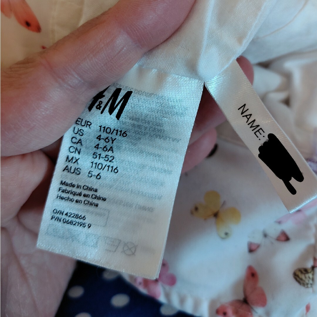 H&M(エイチアンドエム)の白の蝶々プリント帽子 キッズ/ベビー/マタニティのキッズ服女の子用(90cm~)(その他)の商品写真