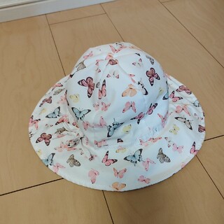 エイチアンドエム(H&M)の白の蝶々プリント帽子(その他)