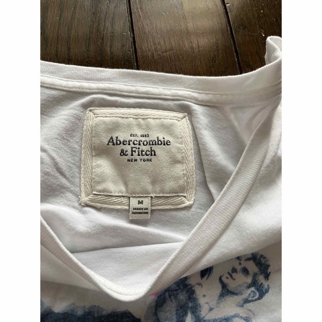 Abercrombie&Fitch(アバクロンビーアンドフィッチ)のアバクロ　白Tシャツ レディースのトップス(Tシャツ(半袖/袖なし))の商品写真