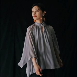 ánuans - laubeblanc Cape sleeve Chiffon Blouseの通販｜ラクマ