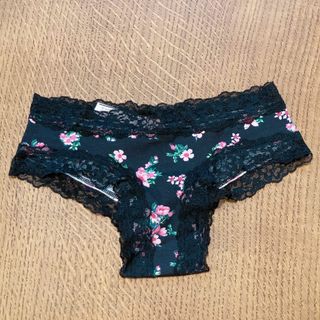 ヴィクトリアズシークレット(Victoria's Secret)のレースウエストコットンチーキー♡ブラック　フローラル(ショーツ)