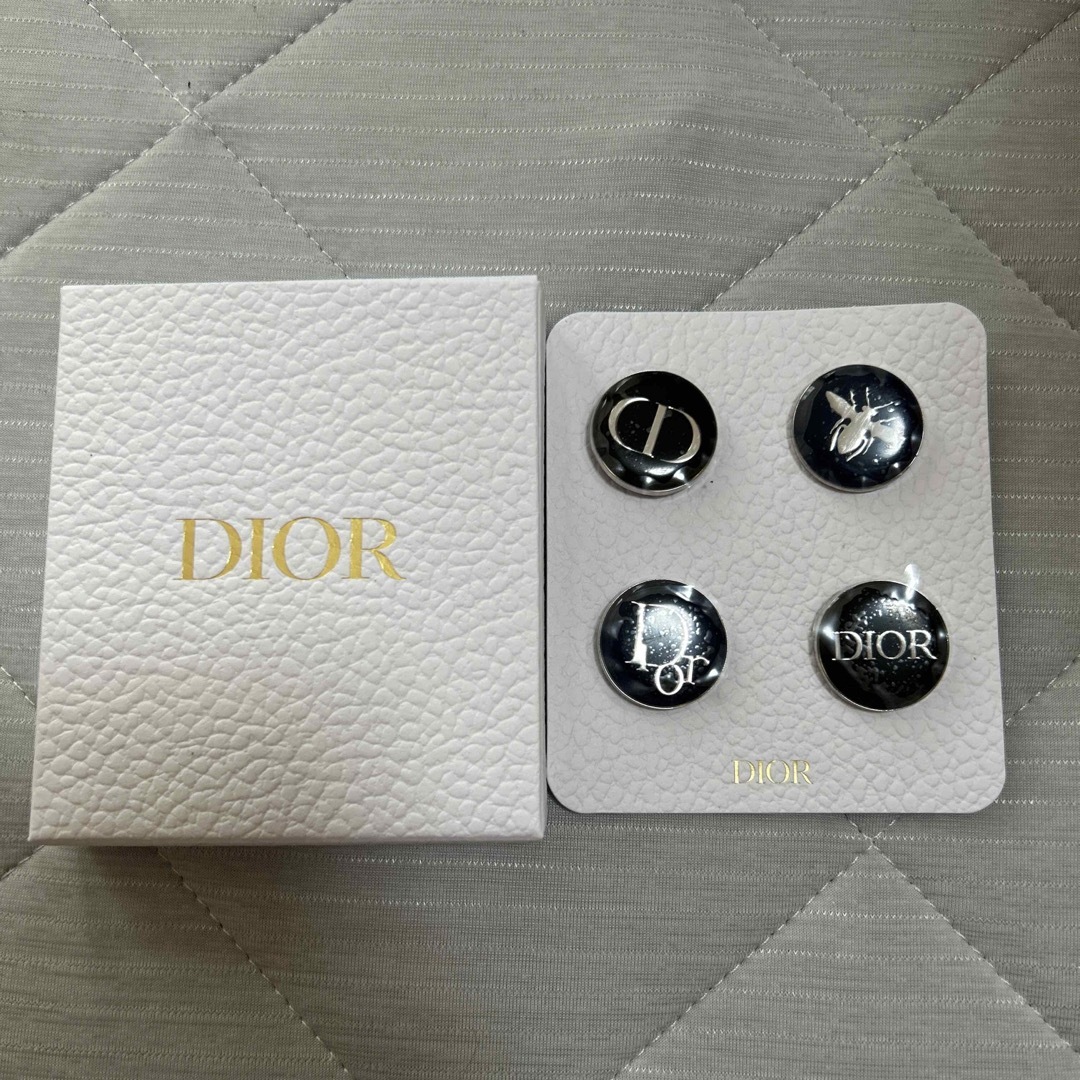 Dior(ディオール)のDior ノベルティ　ピンバッジ エンタメ/ホビーのコレクション(ノベルティグッズ)の商品写真