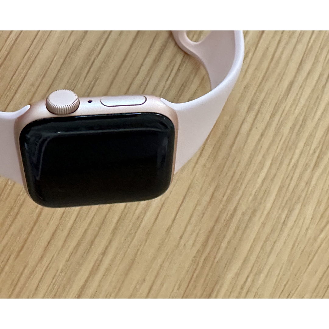 Apple Watch(アップルウォッチ)のApple Watch SE (GPSモデル) - 40mmゴールドアルミニウム メンズの時計(腕時計(デジタル))の商品写真