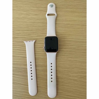 アップルウォッチ(Apple Watch)のApple Watch SE (GPSモデル) - 40mmゴールドアルミニウム(腕時計(デジタル))