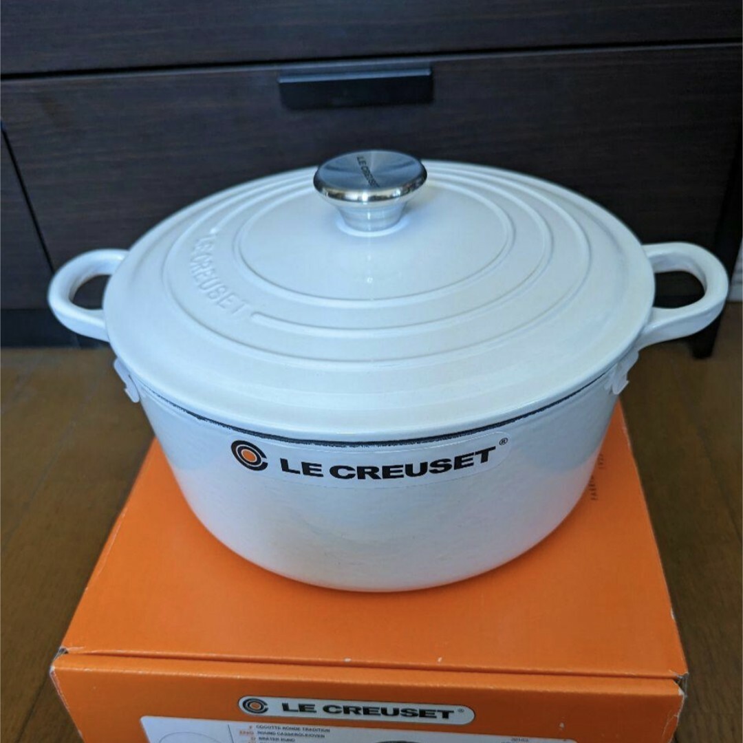 LE CREUSET(ルクルーゼ)のル・クルーゼ　ココットロンド　24cm  シャイニーホワイト インテリア/住まい/日用品のキッチン/食器(鍋/フライパン)の商品写真