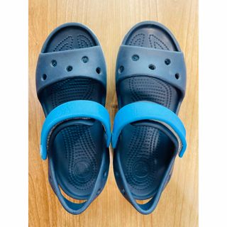 クロックス(crocs)のクロックス サンダル 前あき C13 19㎝ ネイビー(サンダル)