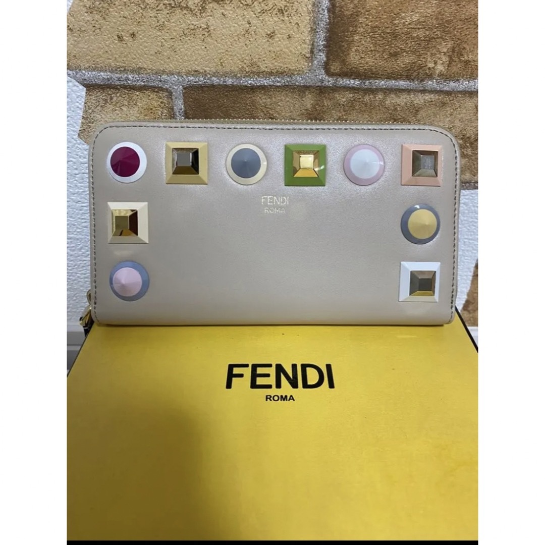 FENDI フェンディ マルチスタッズ レザー ラウンドファスナー長財布