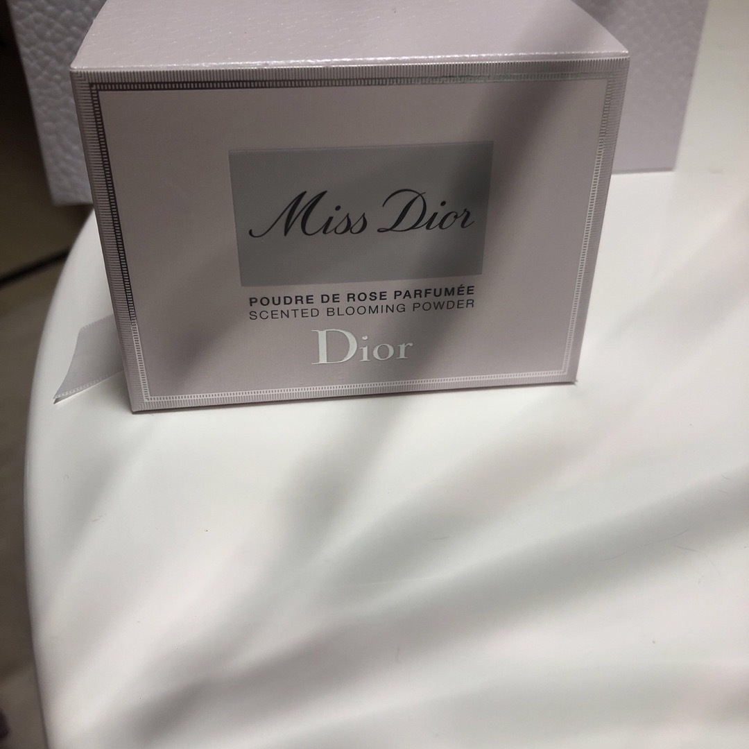 Christian Dior(クリスチャンディオール)の新品未使用ミス ディオール ブルーミング ボディ パウダー 16g コスメ/美容のボディケア(ボディパウダー)の商品写真