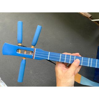 サンレレ 海アシビ ウクレレと三線のハーフ、ビーチでのひと時に