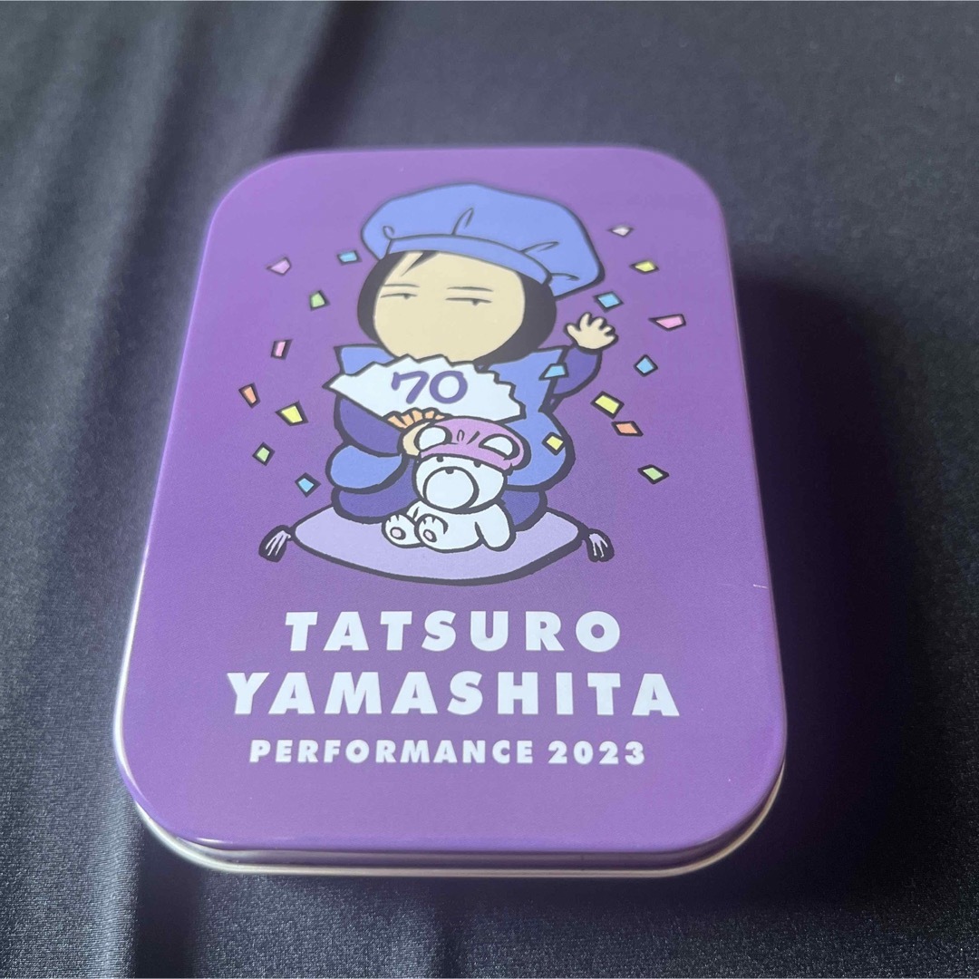 山下達郎　 PERFORMANCE 2023 缶入りステッカー　一部 エンタメ/ホビーのタレントグッズ(ミュージシャン)の商品写真