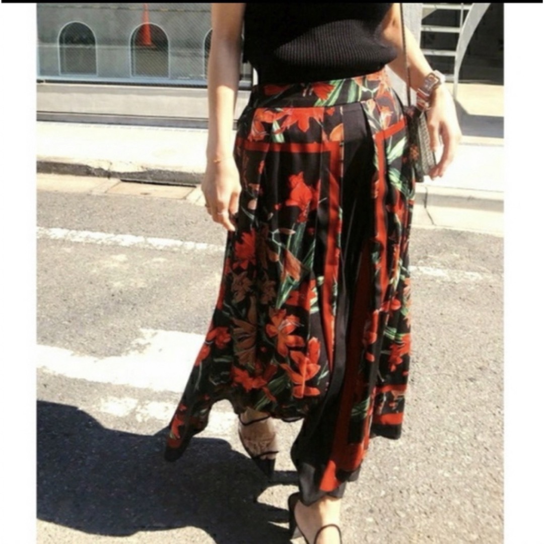 Ameri VINTAGE(アメリヴィンテージ)の⭐︎ご専用⭐︎アメリ　SCARF FLARE SKIRT 美品　花柄スカート レディースのスカート(ロングスカート)の商品写真