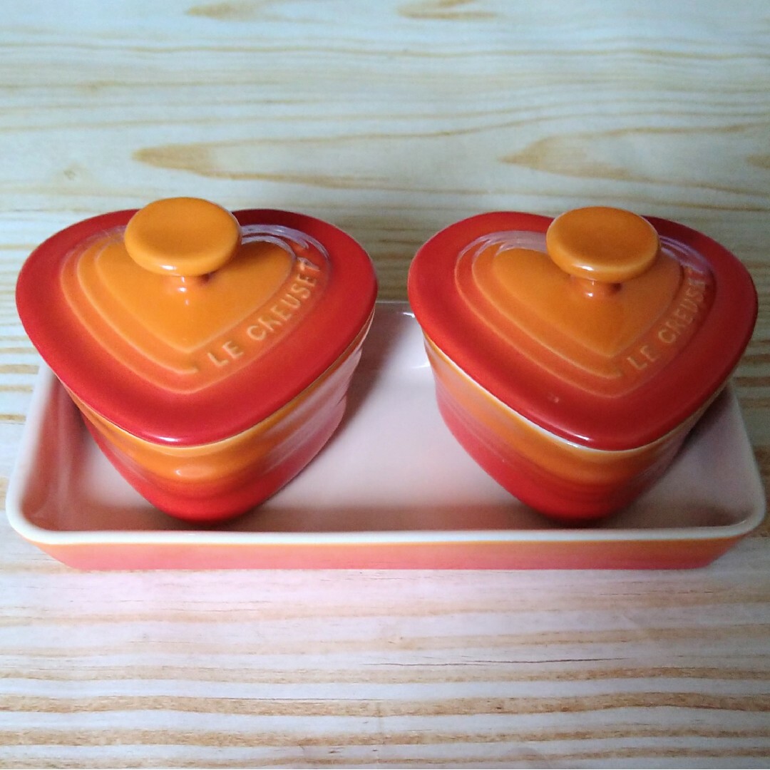 LE CREUSET(ルクルーゼ)の新品 ルクルーゼ ハート型 ミニココット トレー付き インテリア/住まい/日用品のキッチン/食器(食器)の商品写真