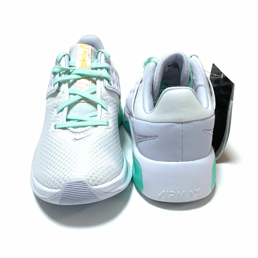 NIKE(ナイキ)の新品　23.5cm　ナイキ　ウィメンズ　エアマックス ベラ TR4　ホワイト レディースの靴/シューズ(スニーカー)の商品写真