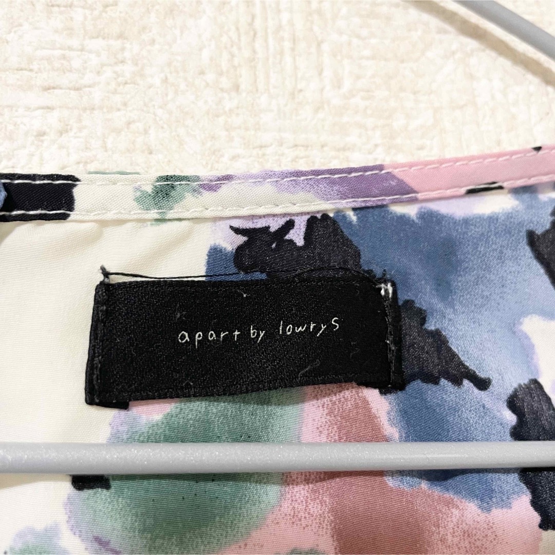 apart by lowrys(アパートバイローリーズ)のアパートバイローリーズ　apart by lowrys タンクトップ　花柄　夏 レディースのトップス(シャツ/ブラウス(半袖/袖なし))の商品写真