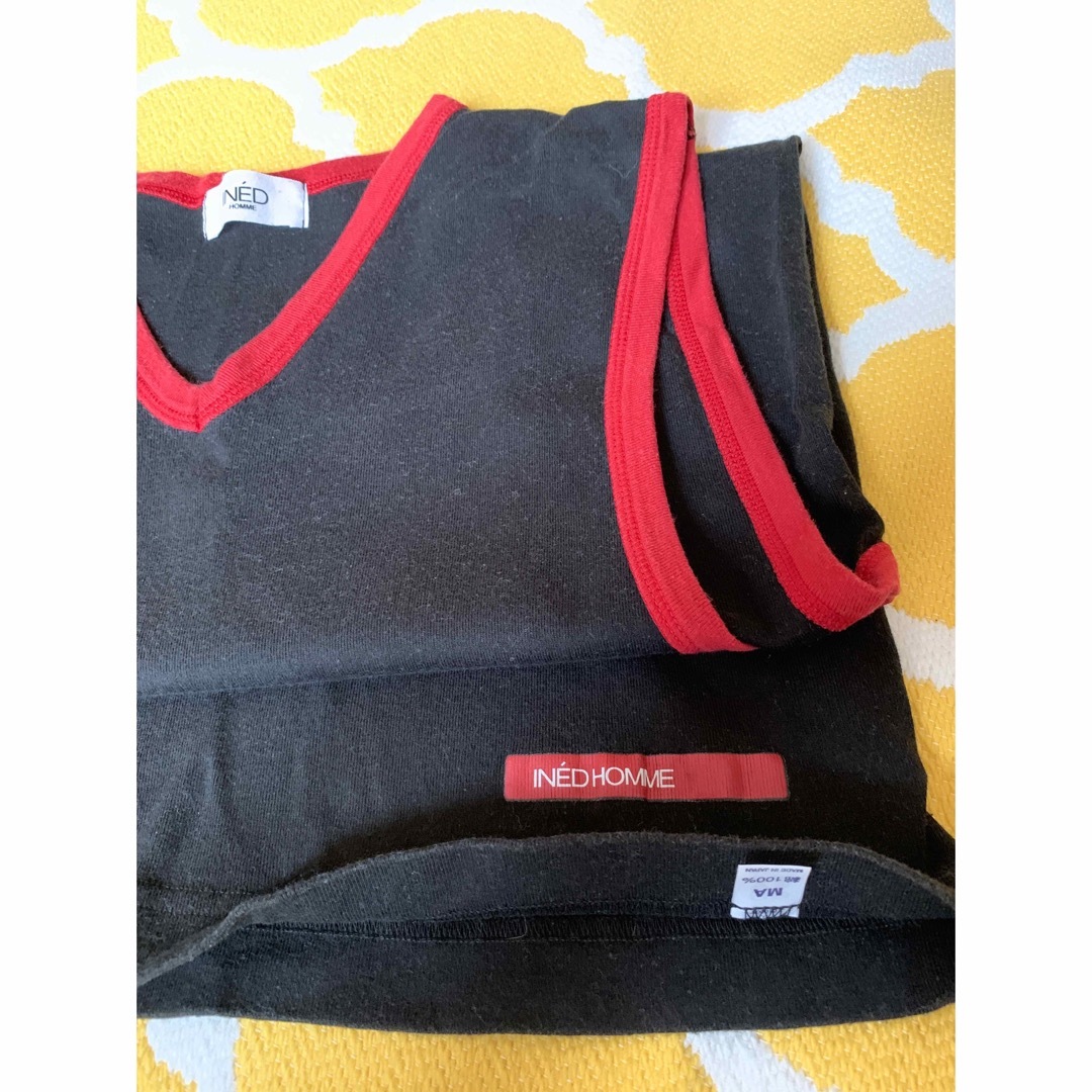 INED(イネド)のINED HOMME（イネド オム）ノースリーブシャツ　黒×赤 メンズのトップス(タンクトップ)の商品写真